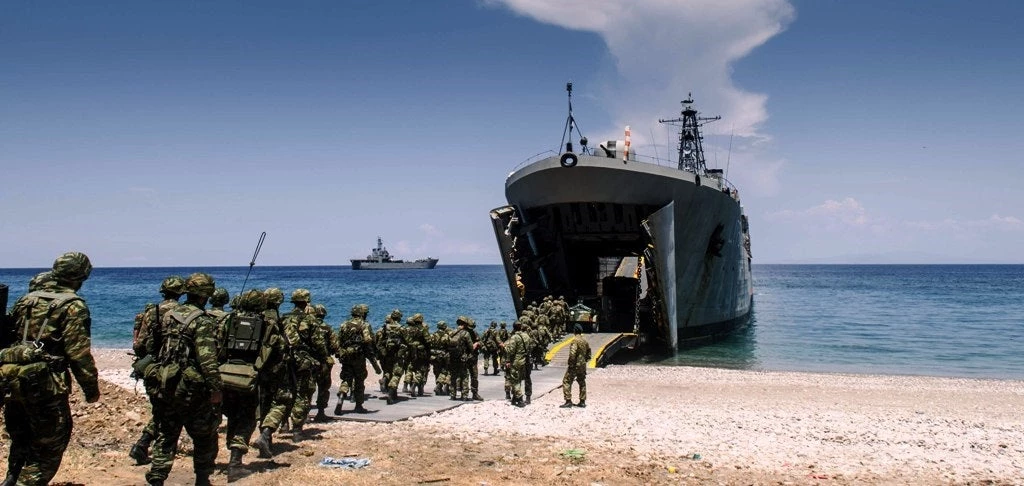 “Εσω έτοιμοι για όλα”: Η 32η Ταξιαρχία Πεζοναυτών στέλνει μήνυμα προς την Τουρκία – Γλιστρούν σαν σκιές στη θάλασσα – Βίντεο